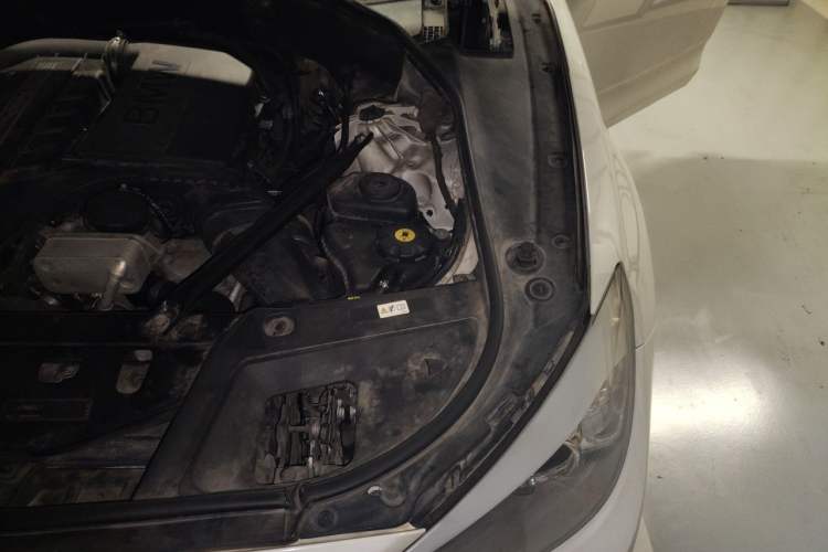 Used BMW 5 Series GT 2011 535i xDrive Luxury Edition Engine Bay Left
