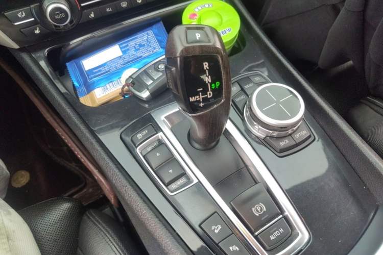 Used BMW 5 Series GT 2011 535i xDrive Luxury Edition Gear Lever