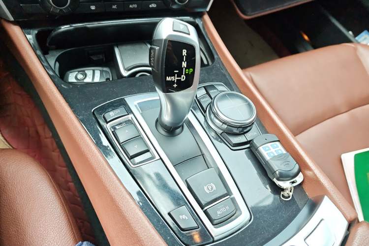 Used BMW 5 Series GT 2013 535i Elegant Edition Gear Lever