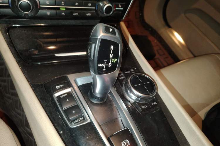 Used BMW 5 Series GT 2013 535i Elegant Edition Gear Lever