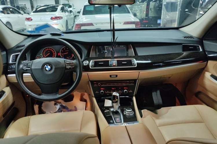 Used BMW 5 Series GT 2013 535i Elegant Edition Center Console