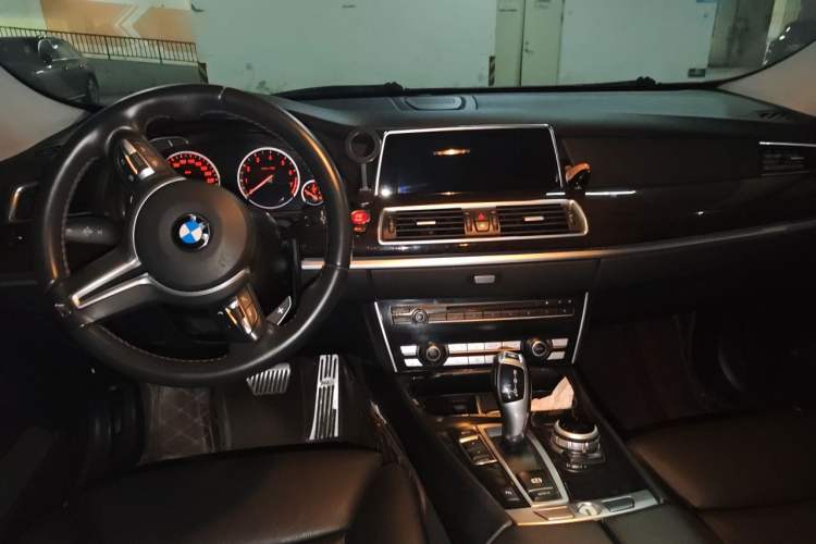 Used BMW 5 Series GT 2013 535i Luxury Edition Center Console