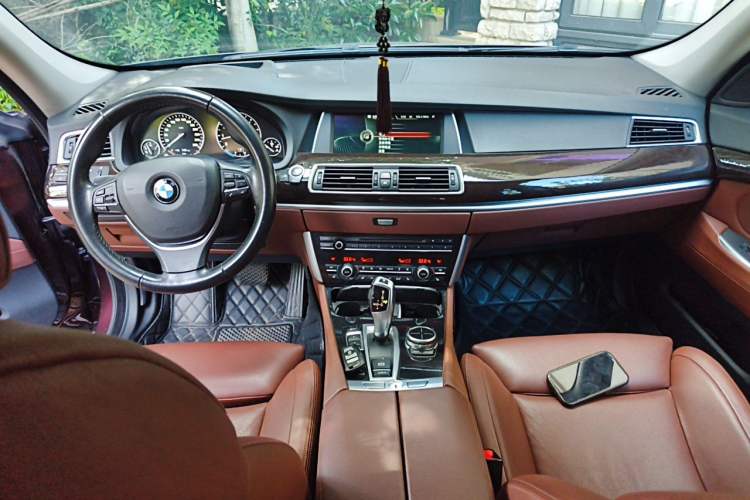 Used BMW 5 Series GT 2013 535i Luxury Edition Center Console