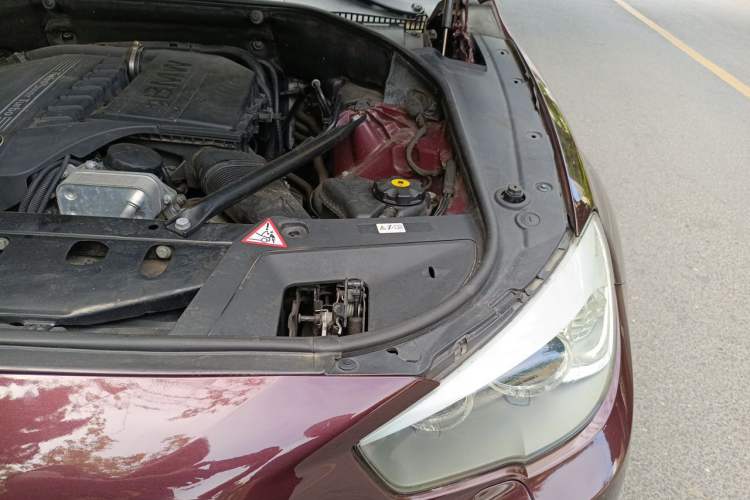 Used BMW 5 Series GT 2013 535i Elegant Edition Engine Bay Left