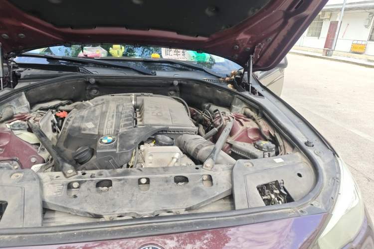 Used BMW 5 Series GT 2013 535i Elegant Edition Engine Bay Left