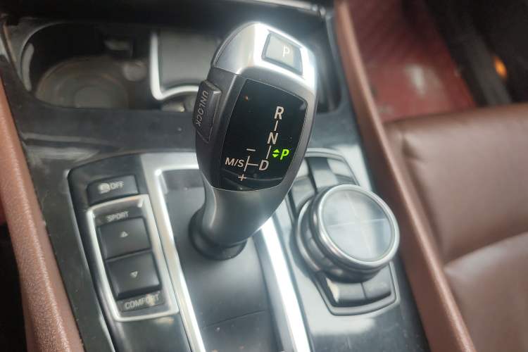 Used BMW 5 Series GT 2013 535i Elegant Edition Gear Lever