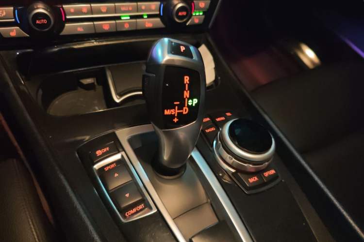 Used BMW 5 Series GT 2013 535i Luxury Edition Gear Lever