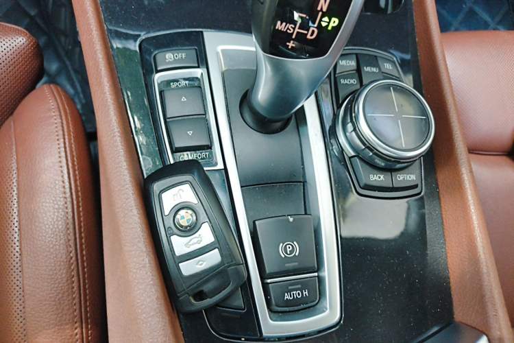 Used BMW 5 Series GT 2013 535i Luxury Edition Gear Lever