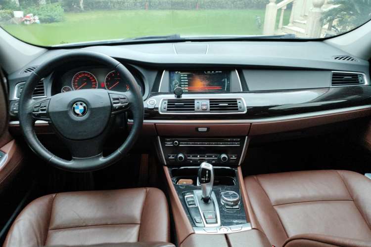 Used BMW 5 Series GT 2013 535i Elegant Edition Center Console