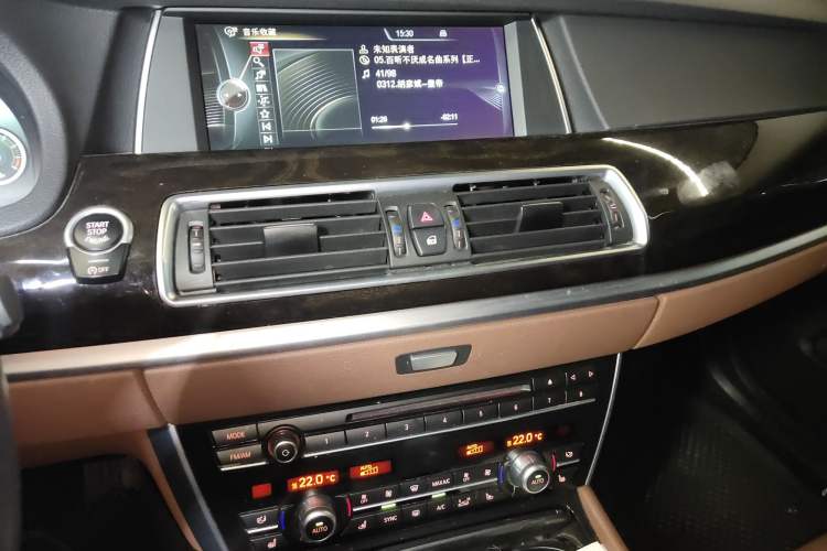 Used BMW 5 Series GT 2014 535i xDrive Audio And AC Panel