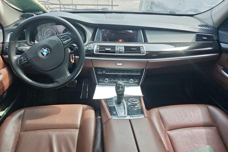 Used BMW 5 Series GT 2014 528i Leading Model Center Console