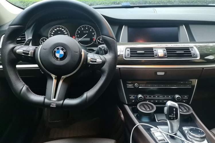 Used BMW 5 Series GT 2014 528i Luxury Edition Center Console