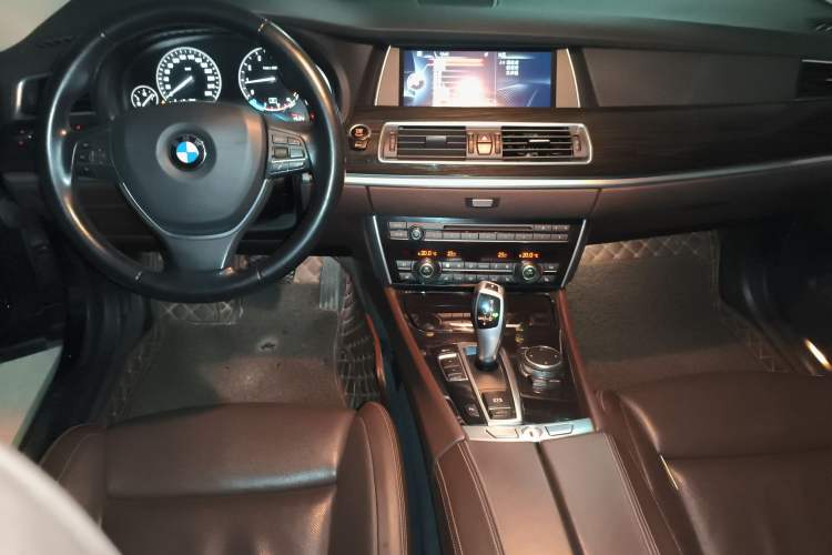 Used BMW 5 Series GT 2014 528i Luxury Edition Center Console