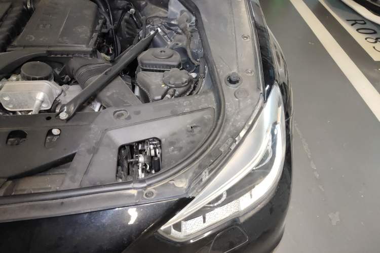 Used BMW 5 Series GT 2014 535i xDrive Engine Bay Left