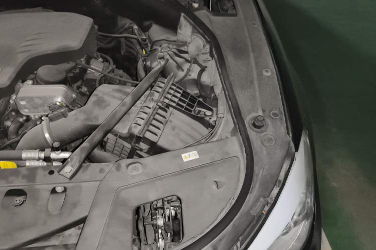 Used BMW 5 Series GT 2014 528i Luxury Edition Engine Bay Left