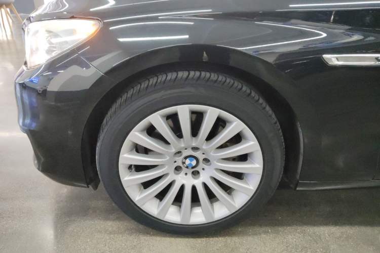 Used BMW 5 Series GT 2014 535i Leading Model Exterior 4