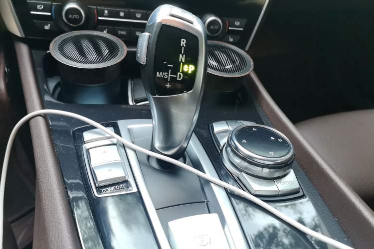 Used BMW 5 Series GT 2014 528i Luxury Edition Gear Lever