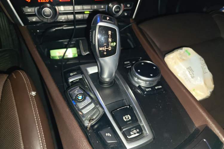 Used BMW 5 Series GT 2014 528i Luxury Edition Gear Lever