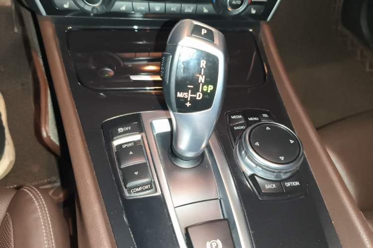 Used BMW 5 Series GT 2014 528i Luxury Edition Gear Lever