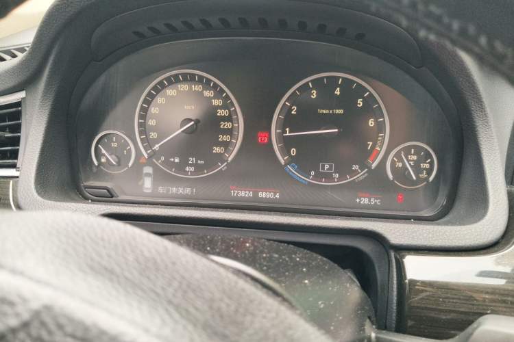 Used BMW 5 Series GT 2014 528i Luxury Edition Odometer Close Up