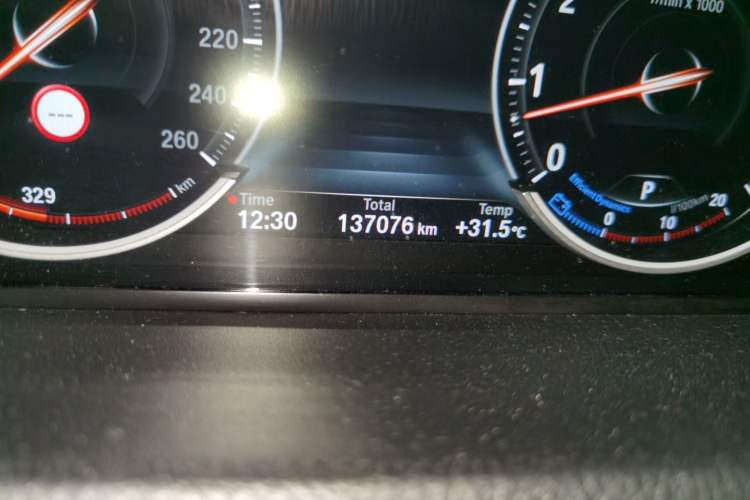 Used BMW 5 Series GT 2014 535i Leading Model Odometer Close Up