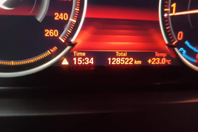Used BMW 5 Series GT 2014 528i Leading Model Odometer Close Up