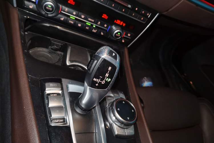 Used BMW 5 Series GT 2014 528i Luxury Edition Gear Lever