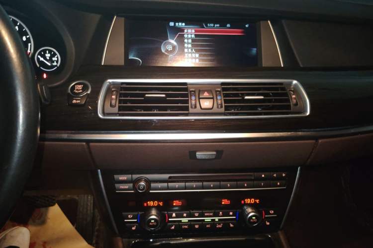 Used BMW 5 Series GT 2014 528i Luxury Edition Audio And AC Panel
