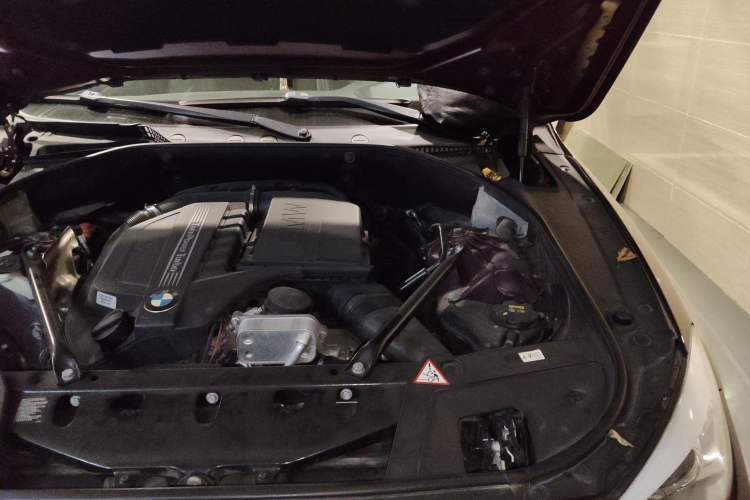Used BMW 5 Series GT 2014 535i Luxury Edition Engine Bay Left