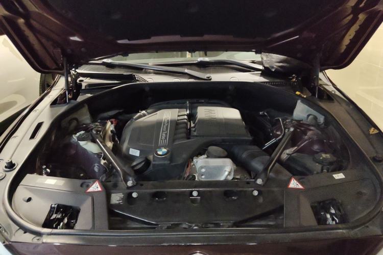 Used BMW 5 Series GT 2014 535i Luxury Edition Engine Bay