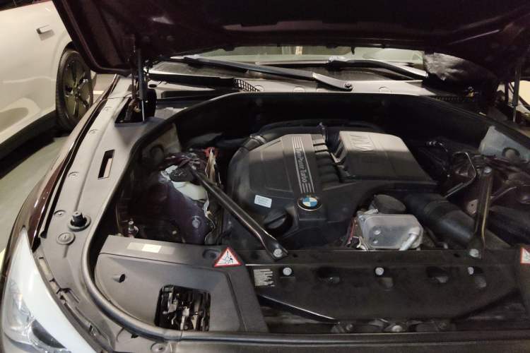 Used BMW 5 Series GT 2014 535i Luxury Edition Engine Bay Right