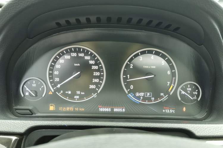 Used BMW 5 Series GT 2014 528i Leading Model Odometer Close Up