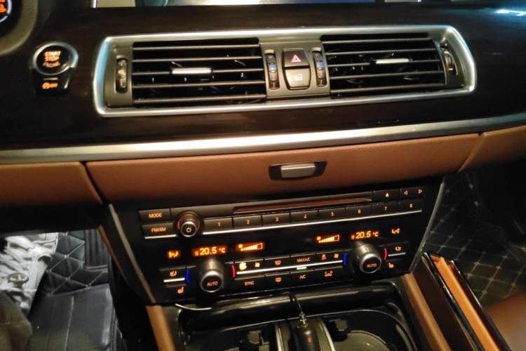 Used BMW 5 Series GT 2014 535i Leading Model Audio And AC Panel