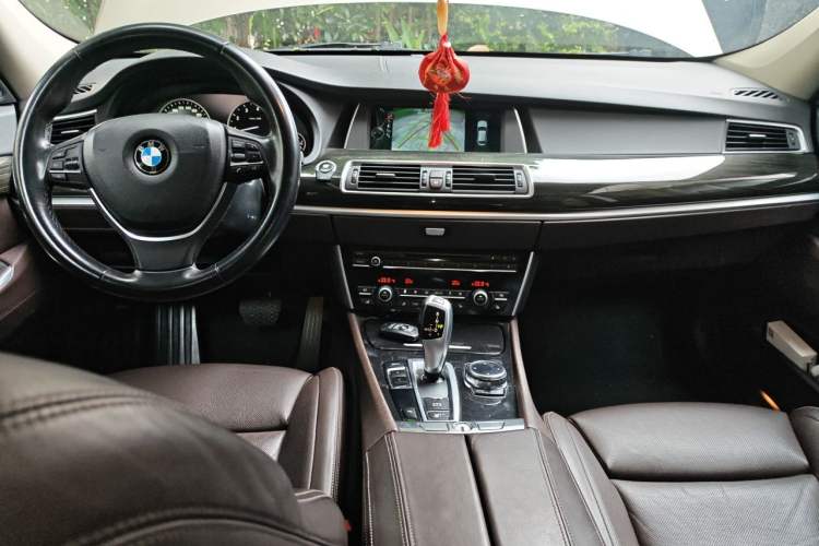Used BMW 5 Series GT 2014 528i Luxury Edition Center Console