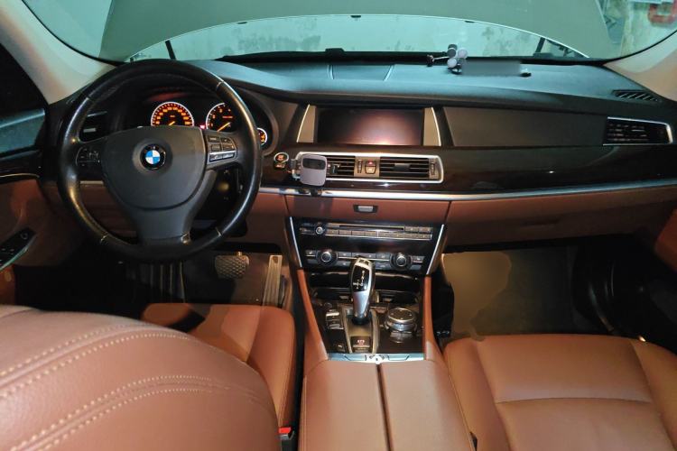 Used BMW 5 Series GT 2014 528i Leading Model Center Console
