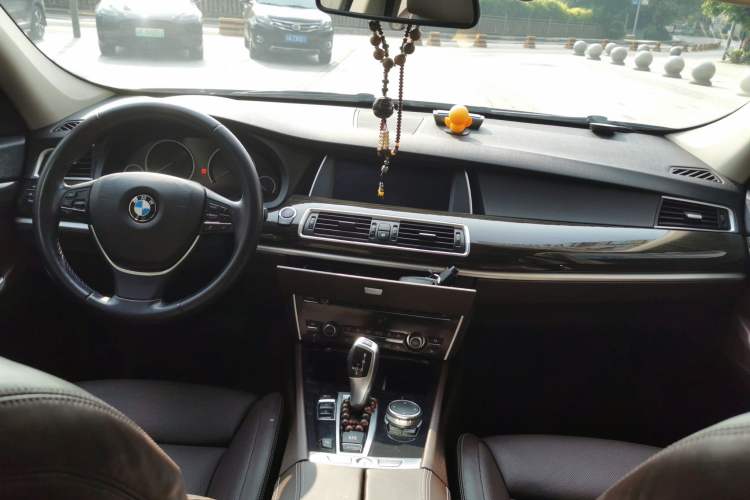 Used BMW 5 Series GT 2014 528i Luxury Edition Center Console