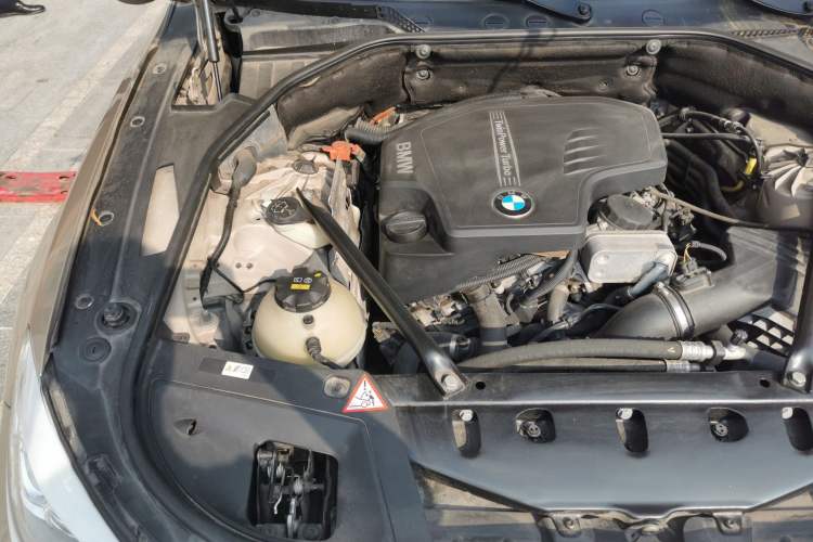 Used BMW 5 Series GT 2014 528i Luxury Edition Engine Bay Right