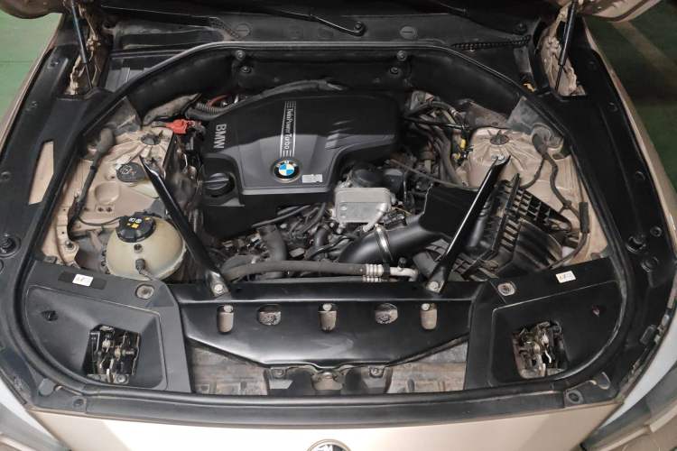 Used BMW 5 Series GT 2014 528i Leading Model Engine Bay