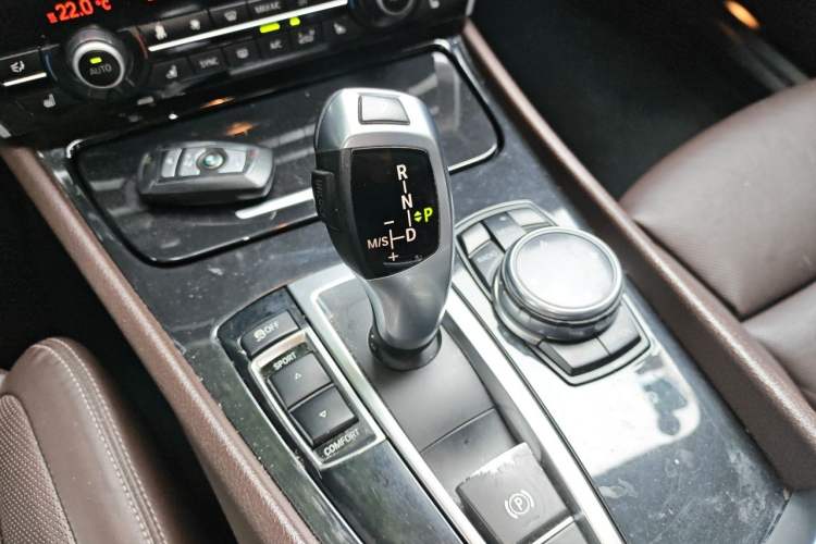 Used BMW 5 Series GT 2014 528i Luxury Edition Gear Lever