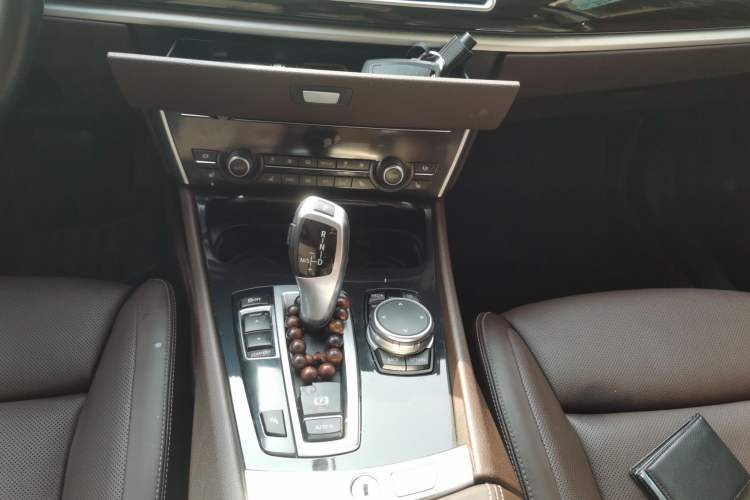 Used BMW 5 Series GT 2014 528i Luxury Edition Gear Lever