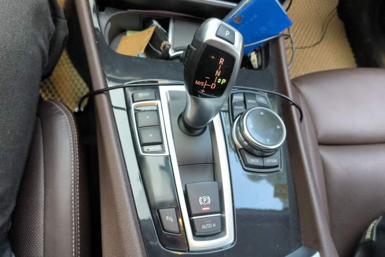 Used BMW 5 Series GT 2014 535i Luxury Edition Gear Lever