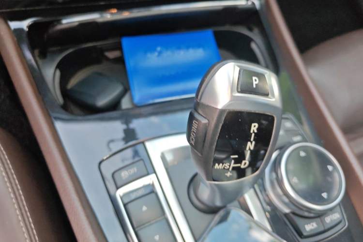 Used BMW 5 Series GT 2014 528i Luxury Edition Gear Lever