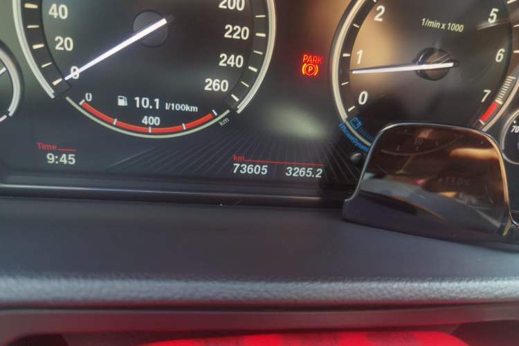 Used BMW 5 Series GT 2014 528i Leading Model Odometer Close Up
