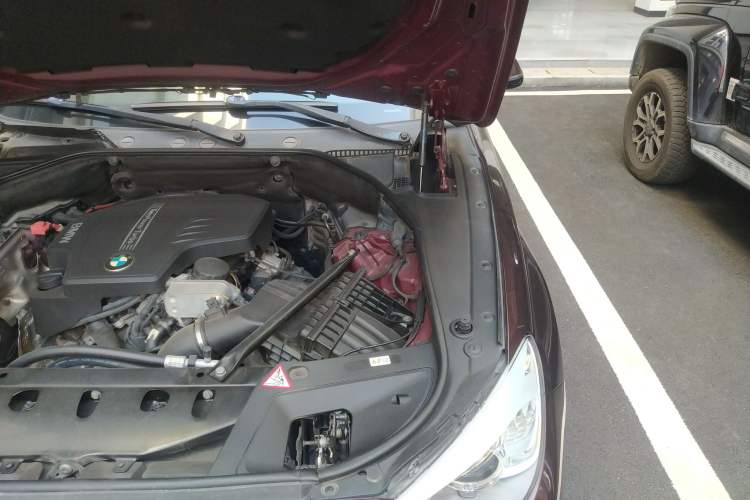 Used BMW 5 Series GT 2014 528i Leading Model Engine Bay Left