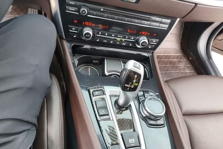 Used BMW 5 Series GT 2014 528i Luxury Edition Gear Lever