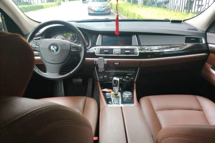 Used BMW 5 Series GT 2014 528i Leading Model Center Console