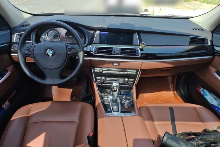 Used BMW 5 Series GT 2014 528i Leading Model Center Console