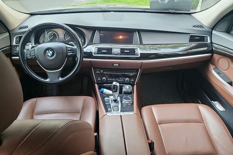 Used BMW 5 Series GT 2014 535i Leading Model Center Console