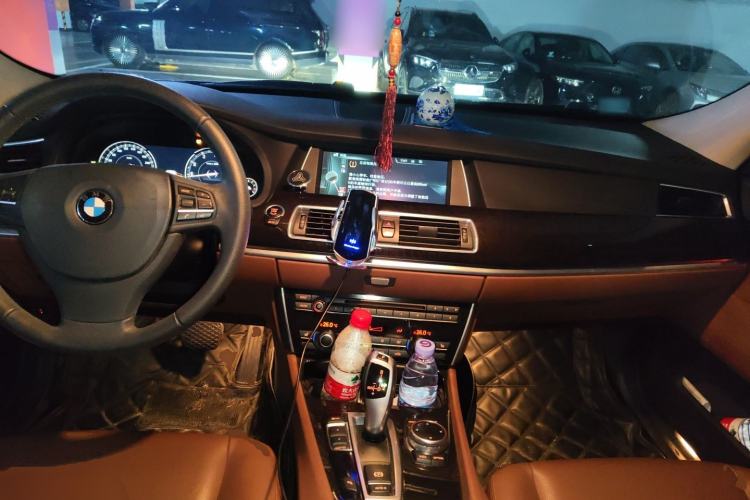 Used BMW 5 Series GT 2014 528i Leading Model Center Console