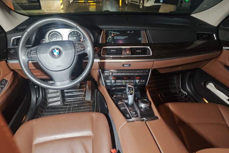 Used BMW 5 Series GT 2014 528i Leading Model Center Console